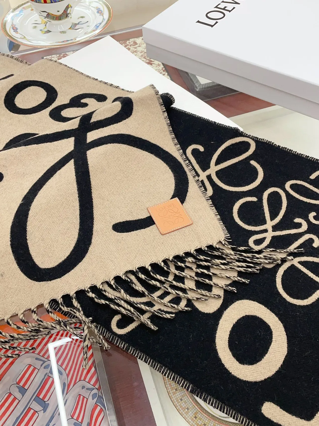 Loewe Anagram Print Cachecol de Cashmere Bege e Navy 7