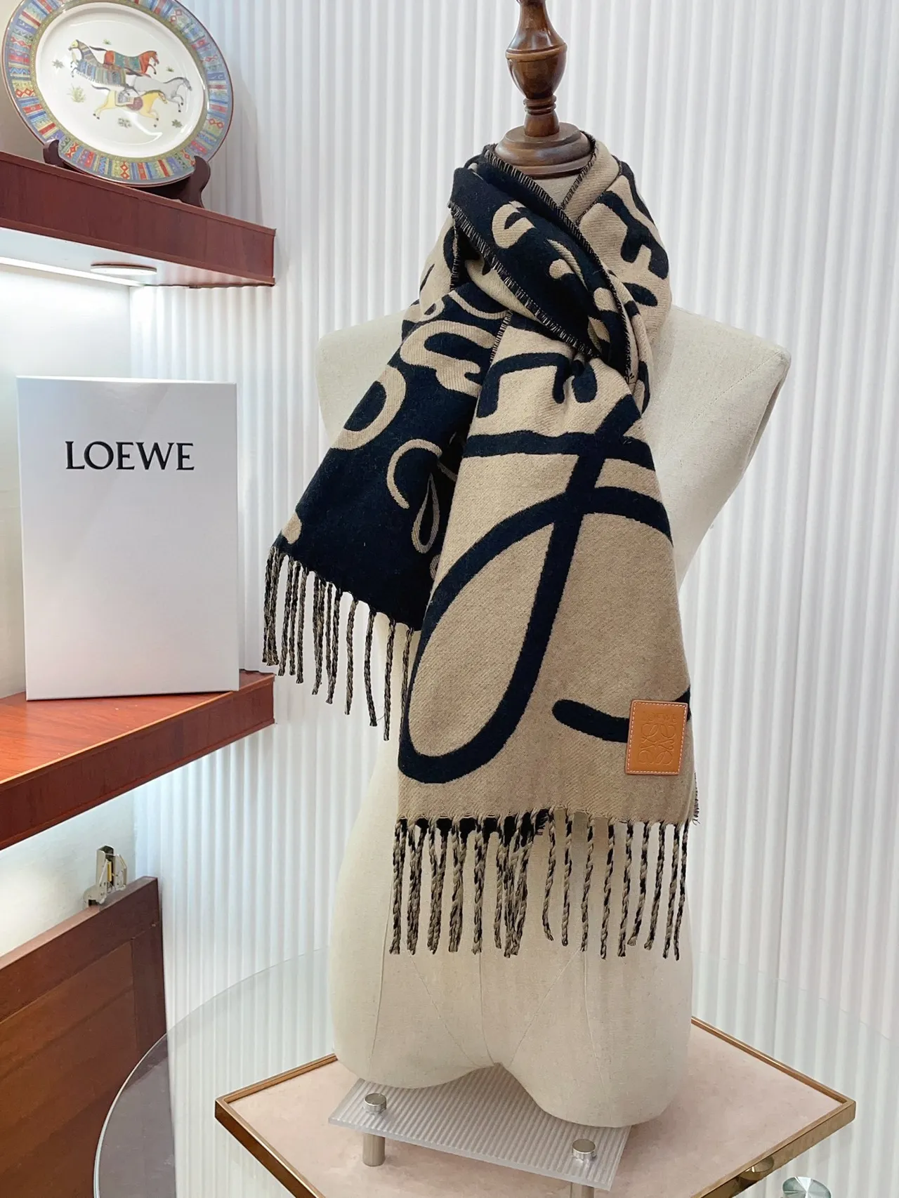 Loewe Anagram Print Cachecol de Cashmere Bege e Navy 9