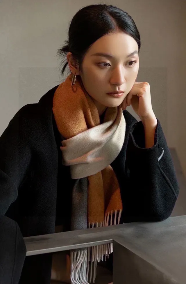 Loewe Anagram Écharpe Gris Beige Tissée Mélange Bordes Frangés Écharpe en Cachemire 2