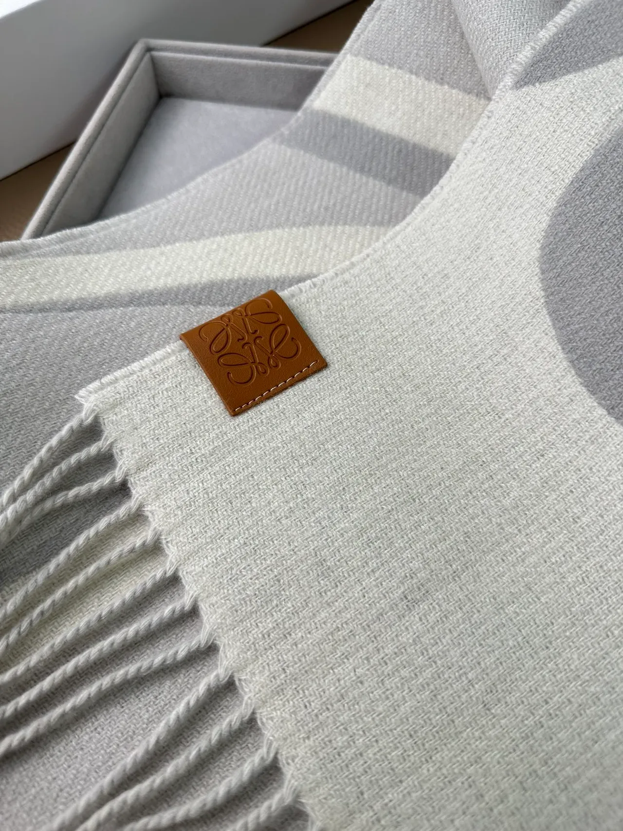 Loewe Anagram Cachecol Cinza Claro e Cinza Cachemira Cachecol 6