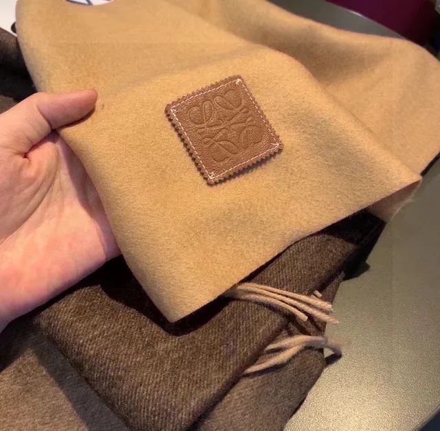 Loewe Anagram écharpe deux tons couleur chameau et marron cachemire écharpe 7