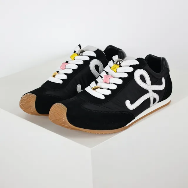 حذاء سنيكرز لايف ستايل Loewe Flow Runner أسود وأبيض بنعل مطاطي 2