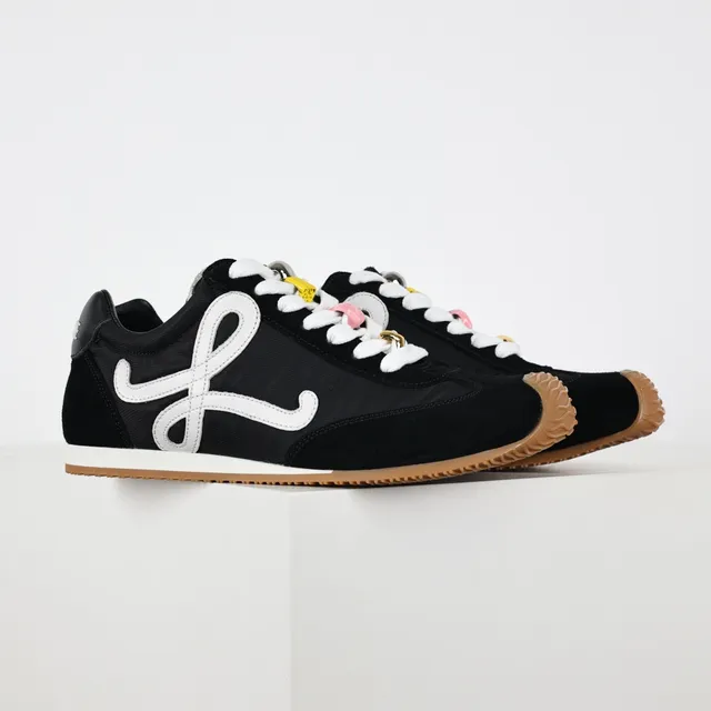 حذاء سنيكرز لايف ستايل Loewe Flow Runner أسود وأبيض بنعل مطاطي 3