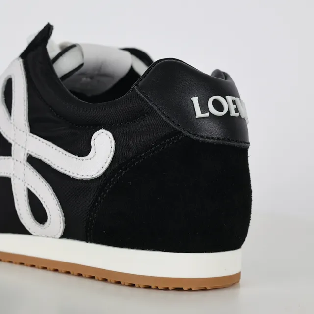 حذاء سنيكرز لايف ستايل Loewe Flow Runner أسود وأبيض بنعل مطاطي 4
