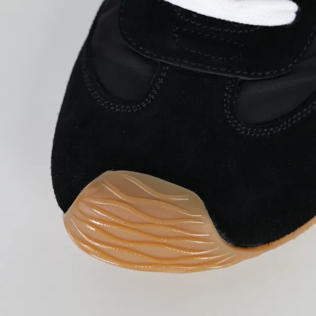 حذاء سنيكرز لايف ستايل Loewe Flow Runner أسود وأبيض بنعل مطاطي 5