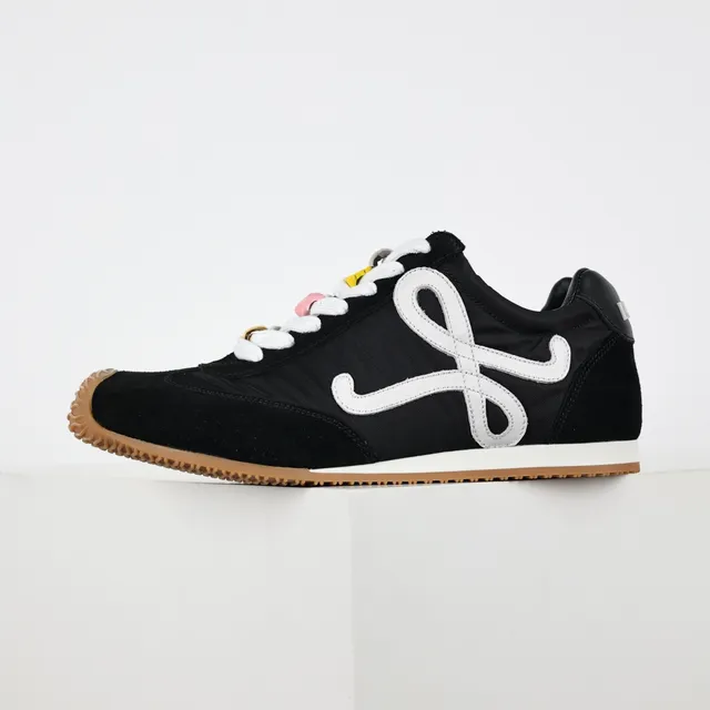 حذاء سنيكرز لايف ستايل Loewe Flow Runner أسود وأبيض بنعل مطاطي 9