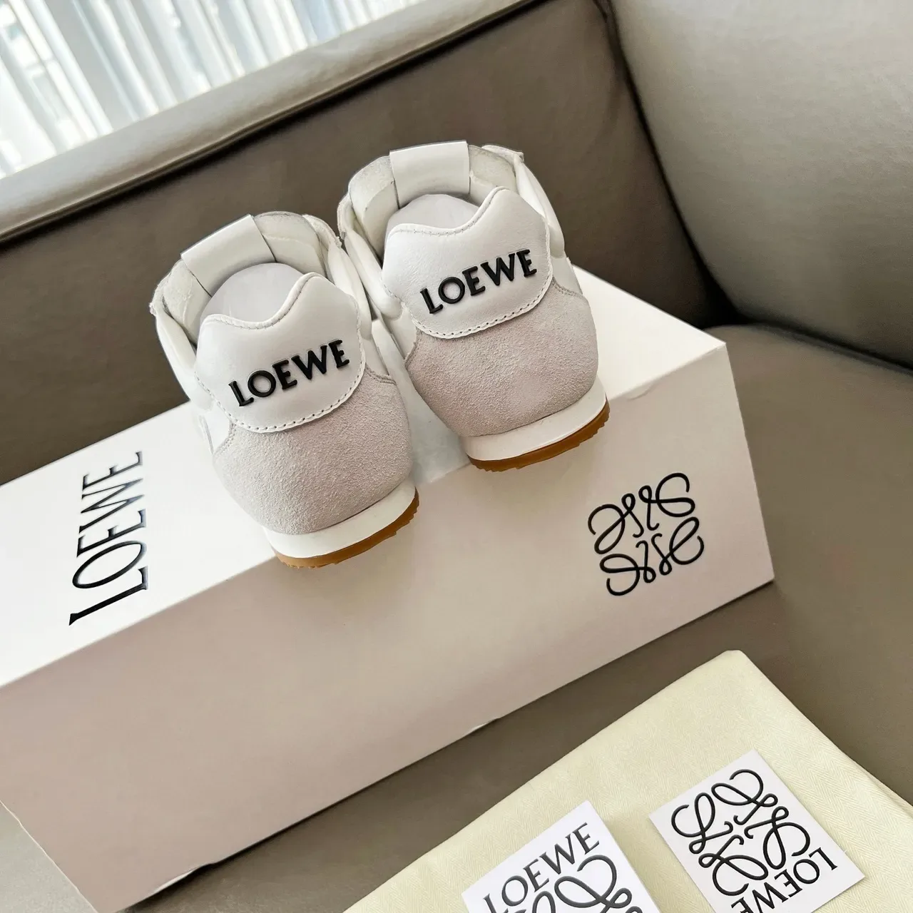 Loeve Flow Runner Blanc Beige avec Logo Anagrama Embossé, Embout Sculpté Texturé, Sneakers Lifestyle 2