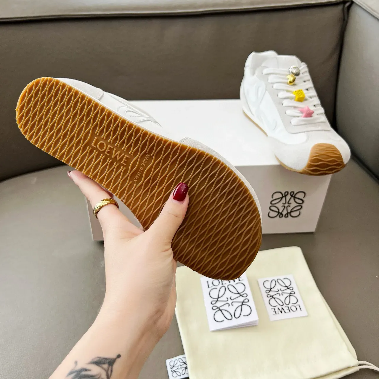 Loeve Flow Runner Blanc Beige avec Logo Anagrama Embossé, Embout Sculpté Texturé, Sneakers Lifestyle 3