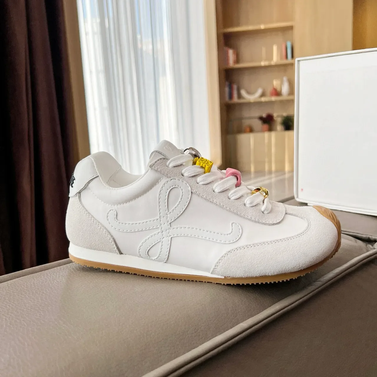 Loeve Flow Runner Blanc Beige avec Logo Anagrama Embossé, Embout Sculpté Texturé, Sneakers Lifestyle 4