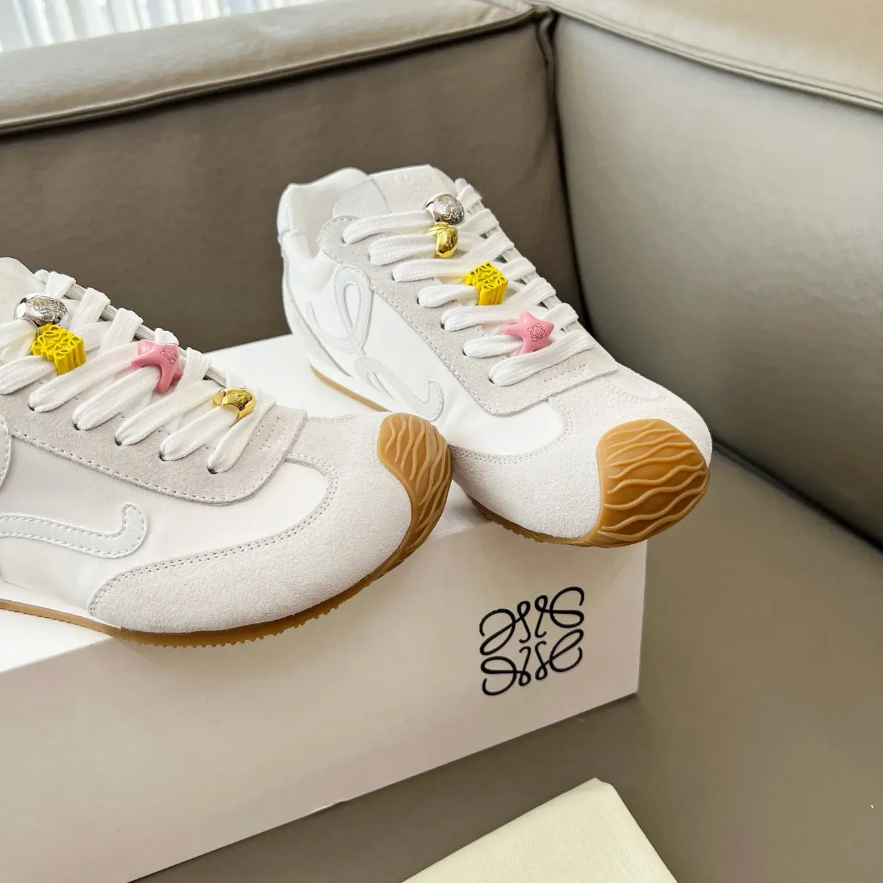 Loeve Flow Runner Blanc Beige avec Logo Anagrama Embossé, Embout Sculpté Texturé, Sneakers Lifestyle 5