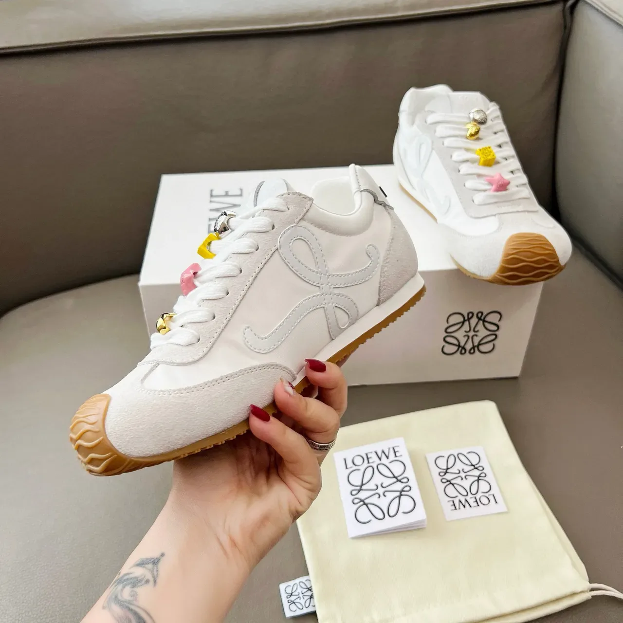Loeve Flow Runner Blanc Beige avec Logo Anagrama Embossé, Embout Sculpté Texturé, Sneakers Lifestyle 6