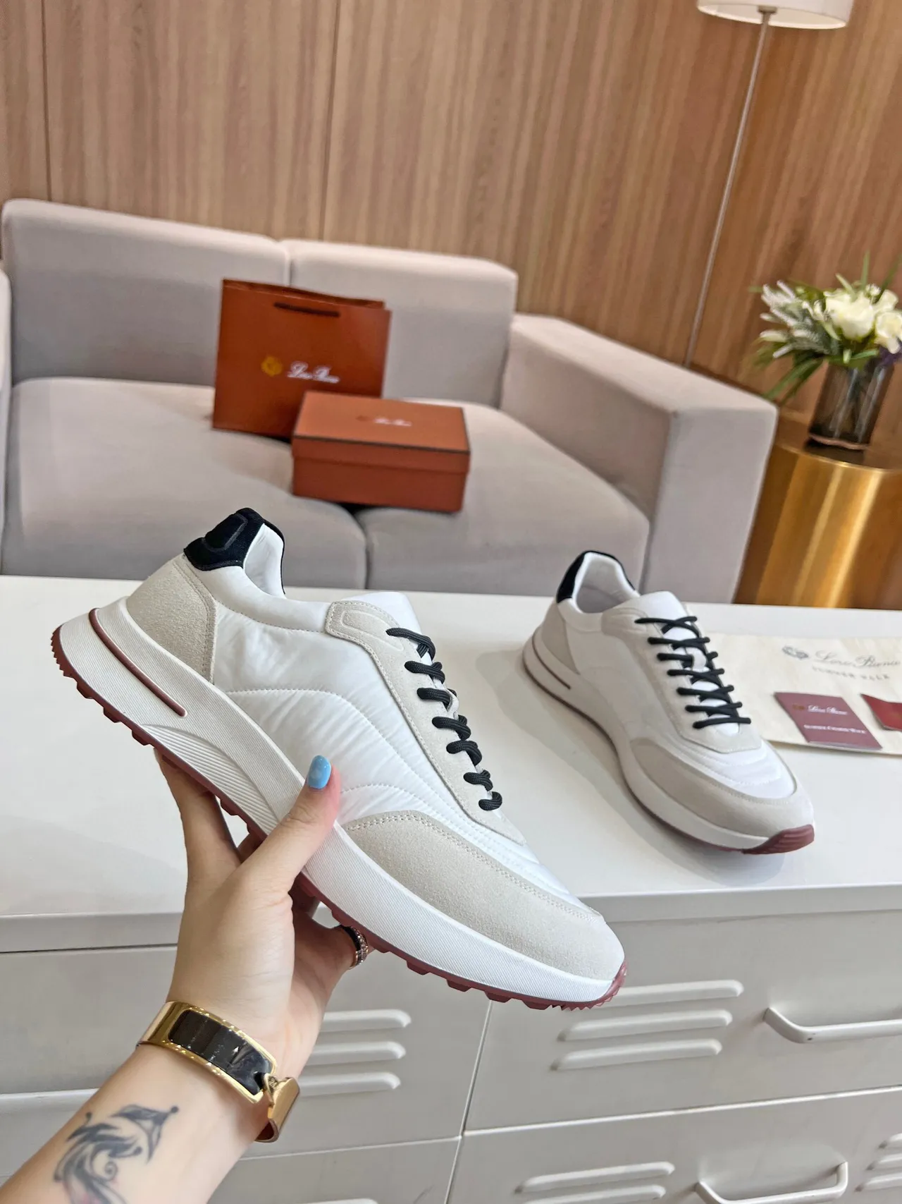 Loro Piana Tênis lifestyle branco bege upper de material misto preto contraste cadarços e etiqueta de talão 2