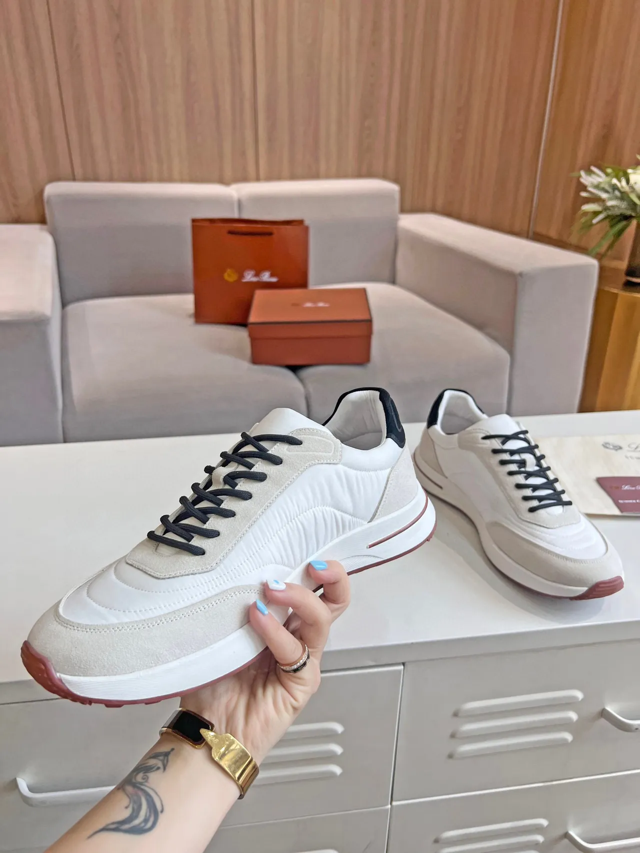 Loro Piana Tênis lifestyle branco bege upper de material misto preto contraste cadarços e etiqueta de talão 3