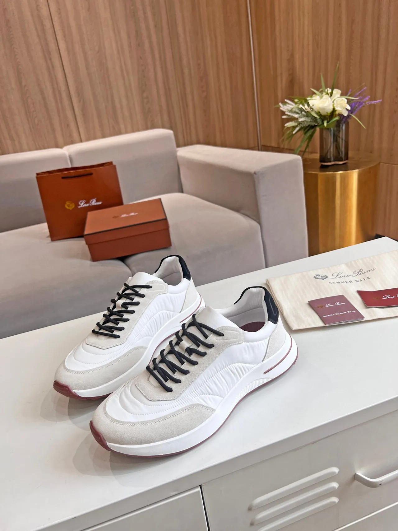 Loro Piana Tênis lifestyle branco bege upper de material misto preto contraste cadarços e etiqueta de talão 4