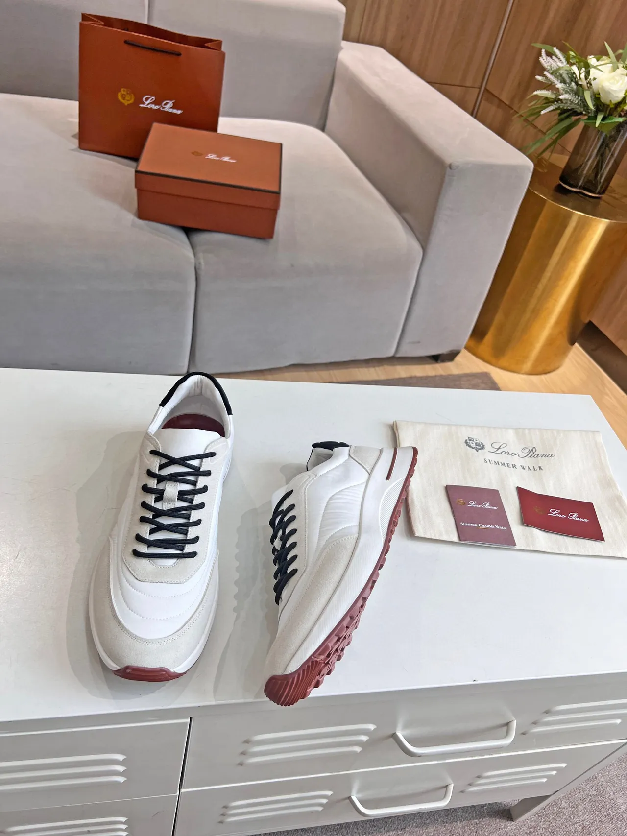 Loro Piana Tênis lifestyle branco bege upper de material misto preto contraste cadarços e etiqueta de talão 5