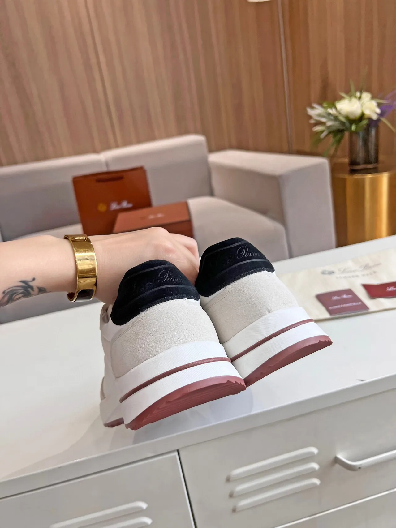 Loro Piana Tênis lifestyle branco bege upper de material misto preto contraste cadarços e etiqueta de talão 6