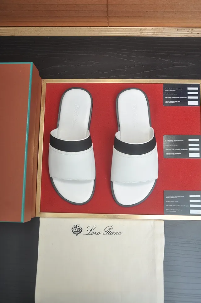 Loro Piana Chinelos Brancos e Pretos Minimalistas de Duas Tiras 2