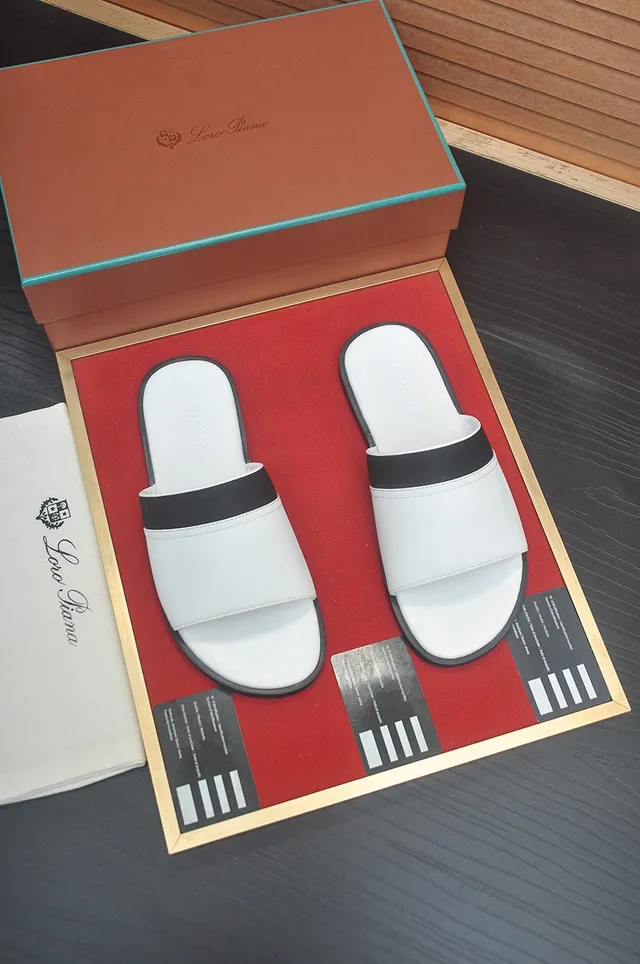 Loro Piana Chinelos Brancos e Pretos Minimalistas de Duas Tiras 4