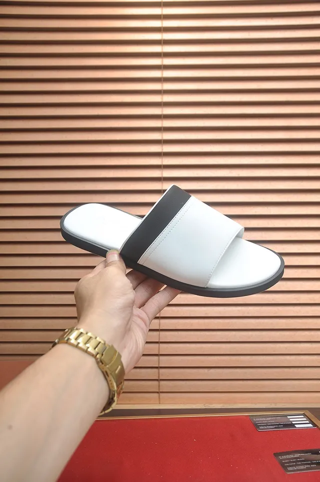 Loro Piana Chinelos Brancos e Pretos Minimalistas de Duas Tiras 6