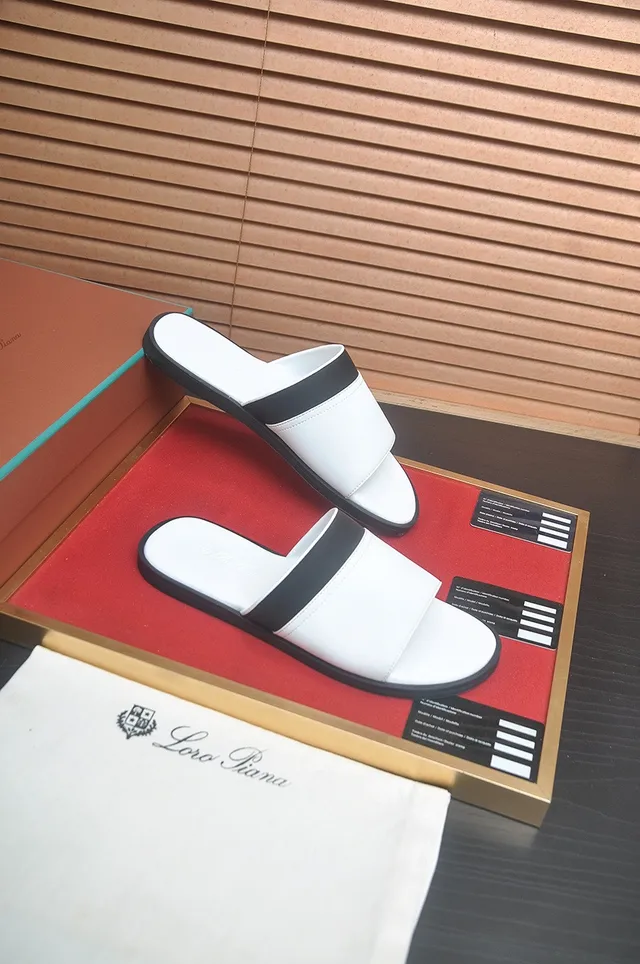 Loro Piana Chinelos Brancos e Pretos Minimalistas de Duas Tiras 7