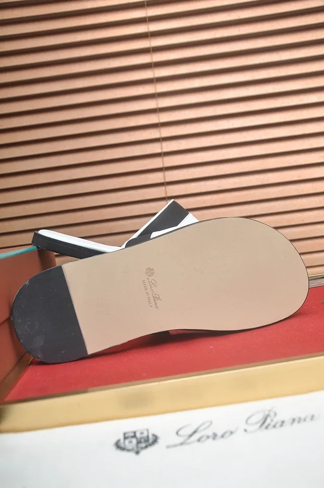 Loro Piana Chinelos Brancos e Pretos Minimalistas de Duas Tiras 8