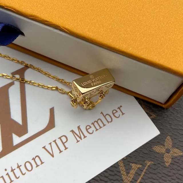 Louis Vuitton pendentif en forme de sac monogramme collier en or 4