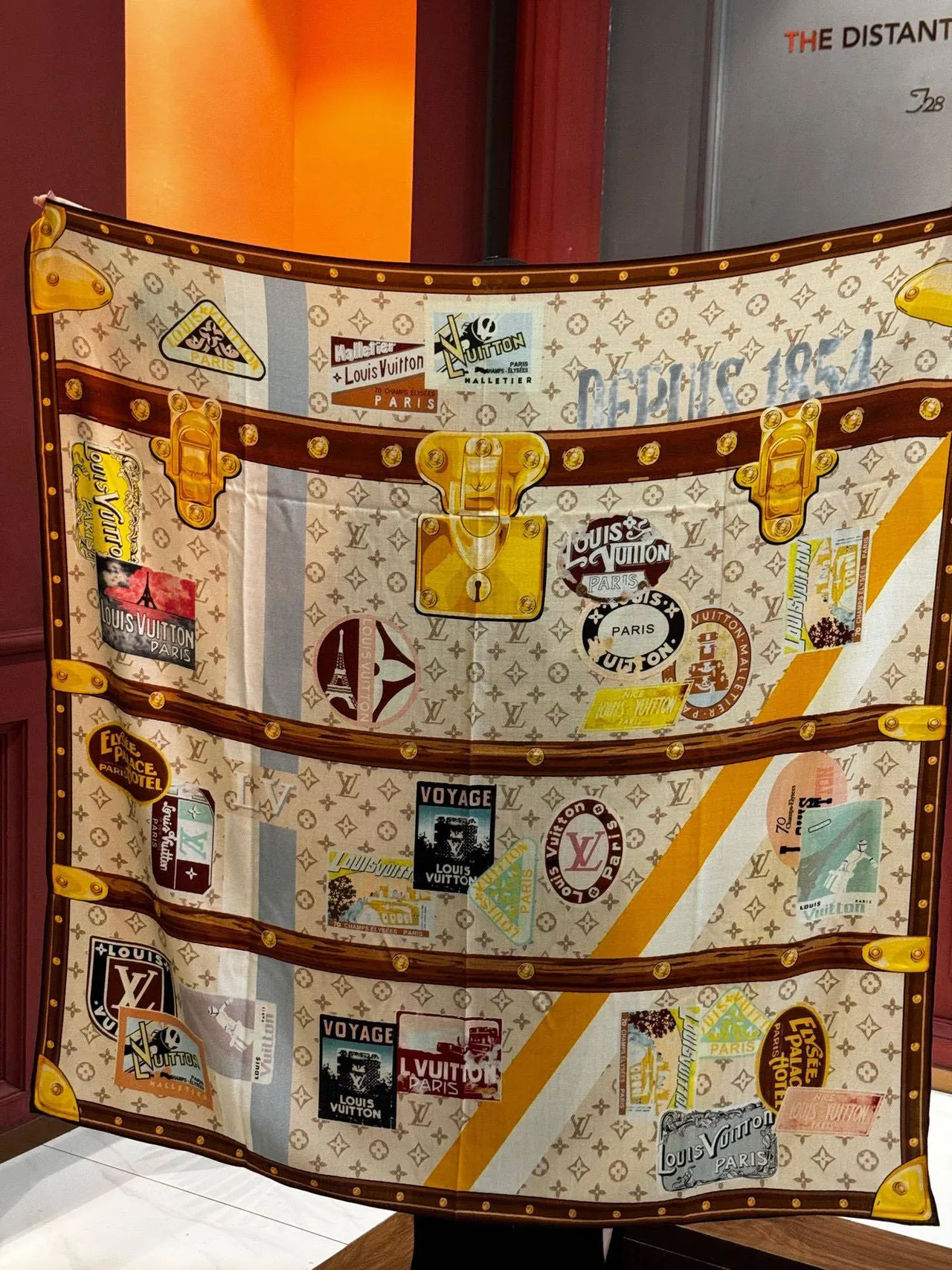 Louis Vuitton Cachecol Bege Marrom Impressão Gráfica Collage Monogram-Integrada 2