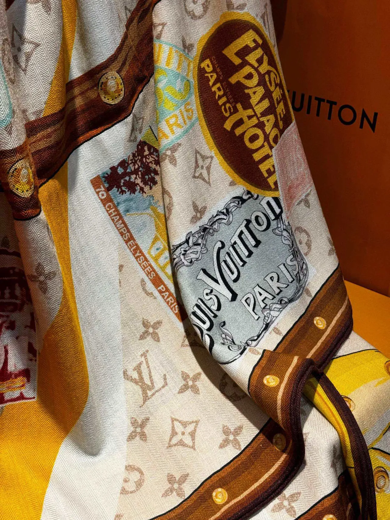 Louis Vuitton Cachecol Bege Marrom Impressão Gráfica Collage Monogram-Integrada 3