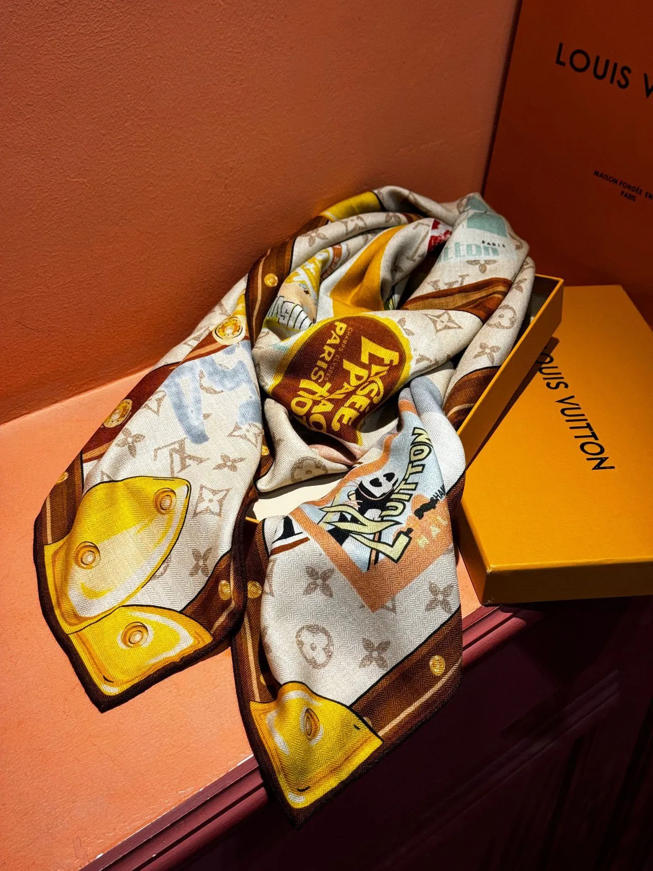 Louis Vuitton Cachecol Bege Marrom Impressão Gráfica Collage Monogram-Integrada 4