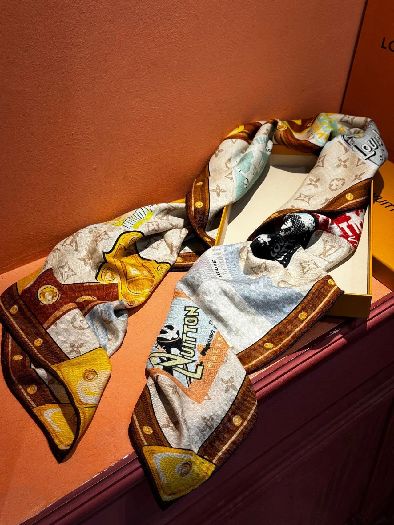 Louis Vuitton Cachecol Bege Marrom Impressão Gráfica Collage Monogram-Integrada 5