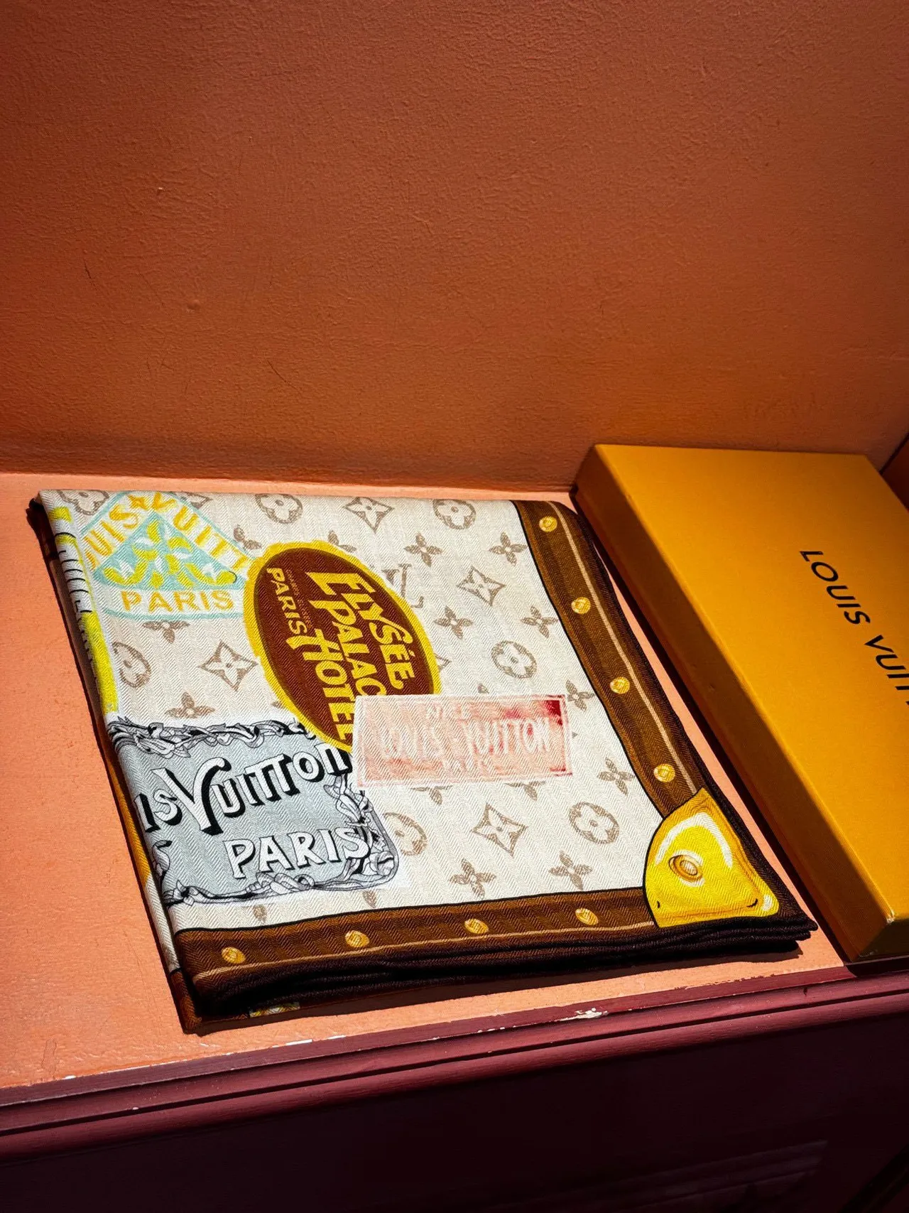 Louis Vuitton Cachecol Bege Marrom Impressão Gráfica Collage Monogram-Integrada 6