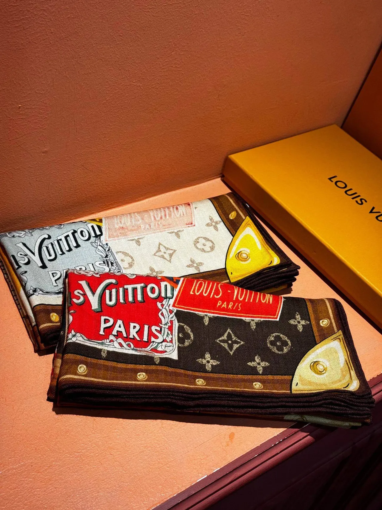 Louis Vuitton Cachecol Bege Marrom Impressão Gráfica Collage Monogram-Integrada 7