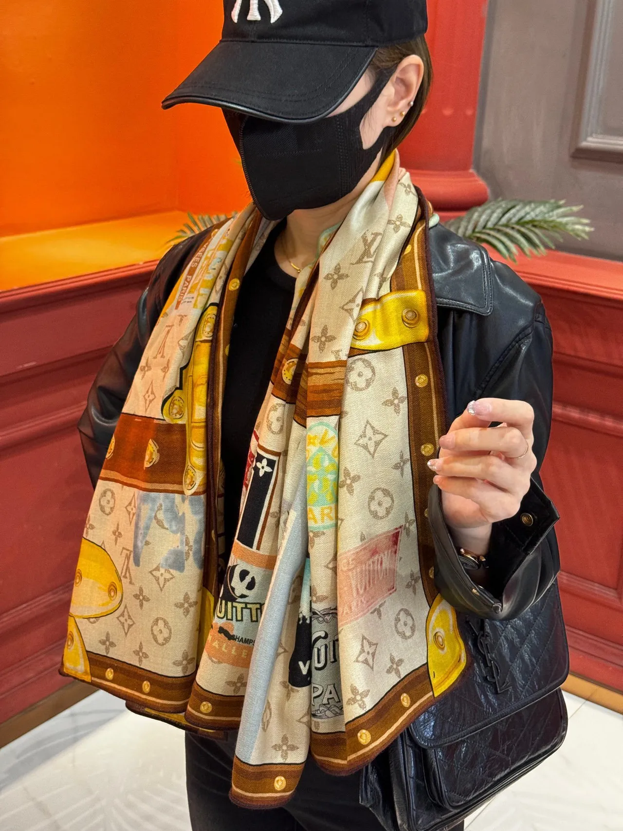 Louis Vuitton Cachecol Bege Marrom Impressão Gráfica Collage Monogram-Integrada 9