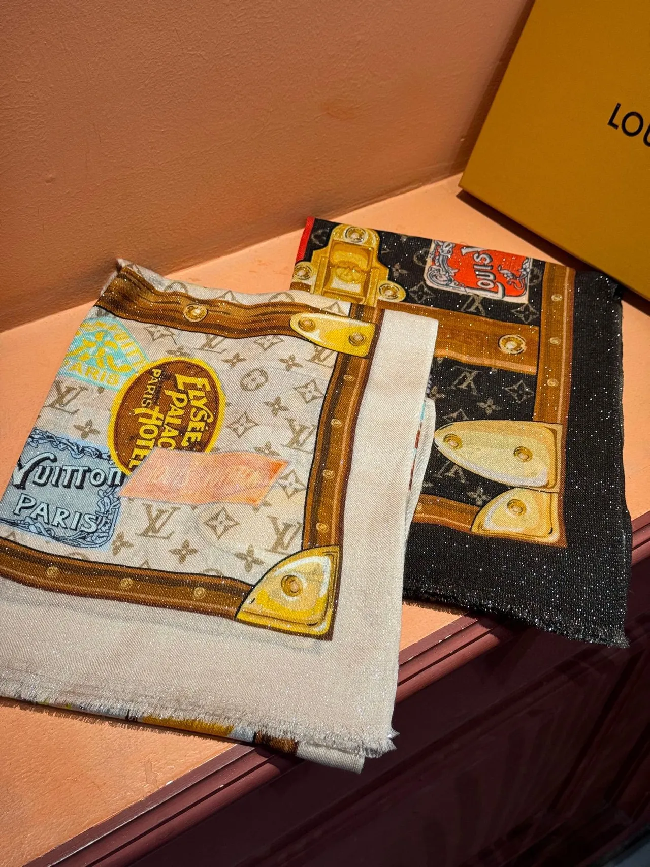 Louis Vuitton Beige Marron Impression Inspirée du Bagage Vintage Étiquettes de Voyage Stickers de Voyage Écharpe en Soie 5