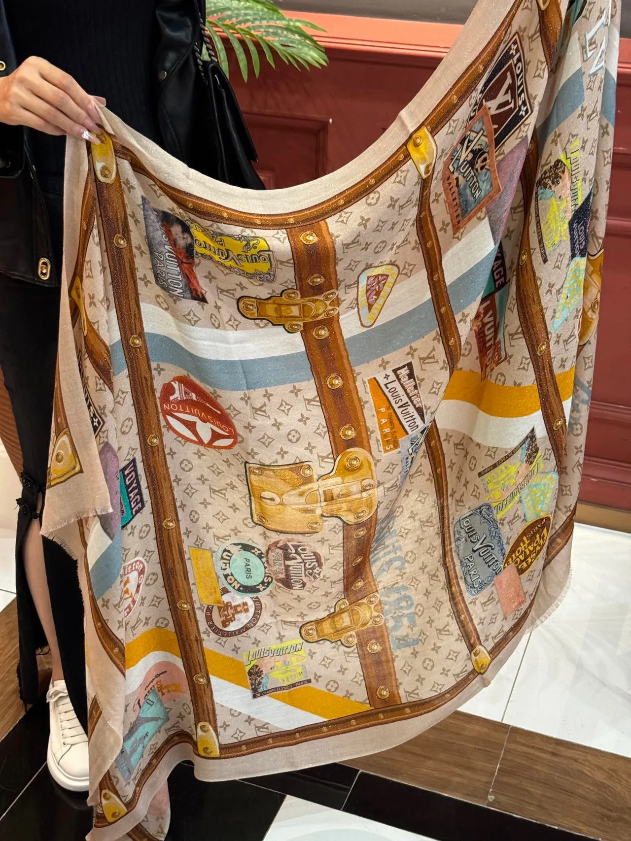 Louis Vuitton Beige Marron Impression Inspirée du Bagage Vintage Étiquettes de Voyage Stickers de Voyage Écharpe en Soie 6