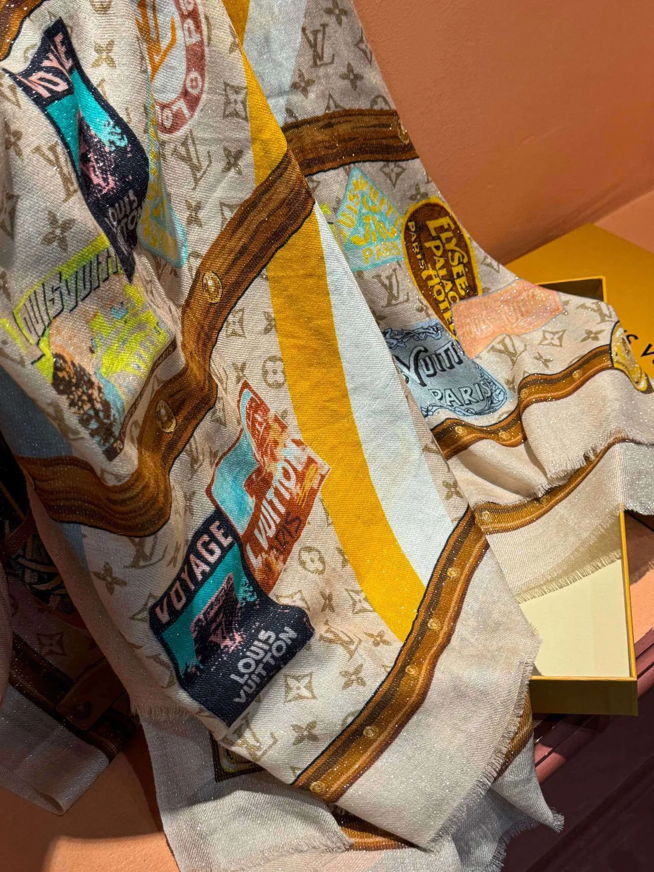 Louis Vuitton Beige Marron Impression Inspirée du Bagage Vintage Étiquettes de Voyage Stickers de Voyage Écharpe en Soie 8