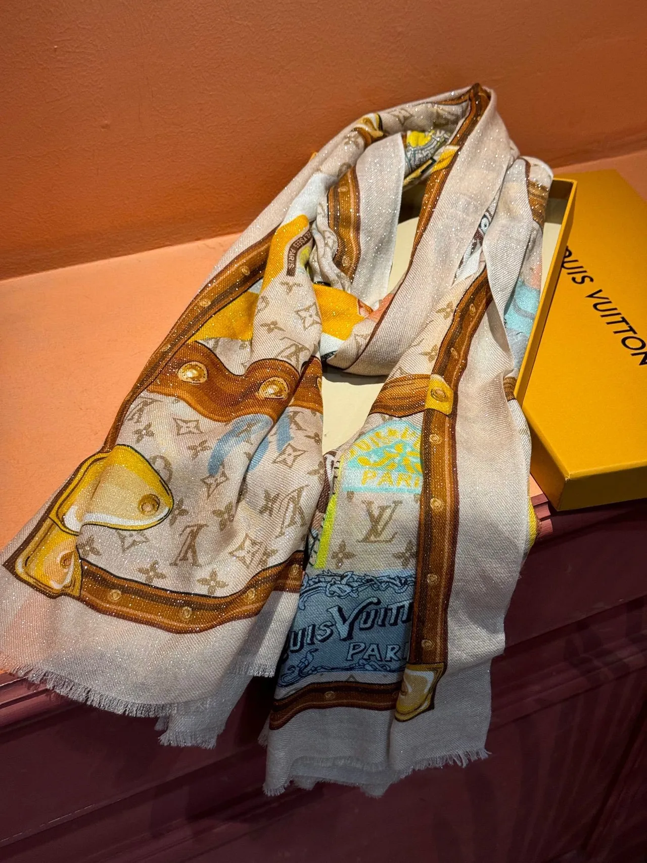 Louis Vuitton Beige Marron Impression Inspirée du Bagage Vintage Étiquettes de Voyage Stickers de Voyage Écharpe en Soie 9