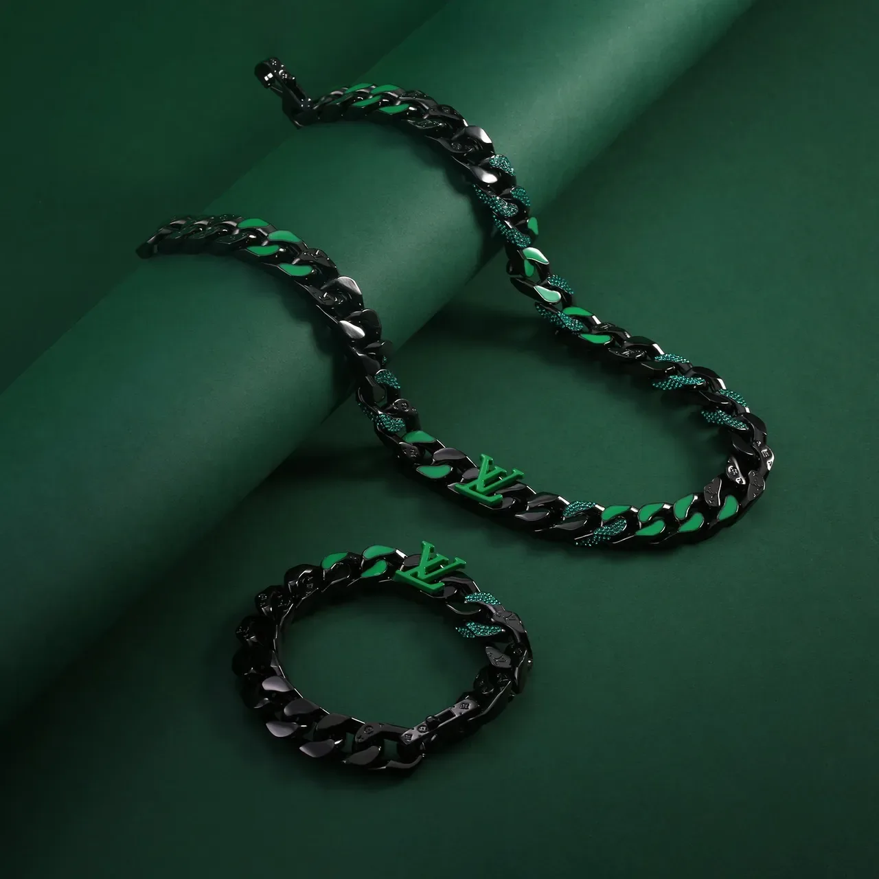 Louis Vuitton Black and Green Enamel LV Logo Chunky Chain Necklace 4