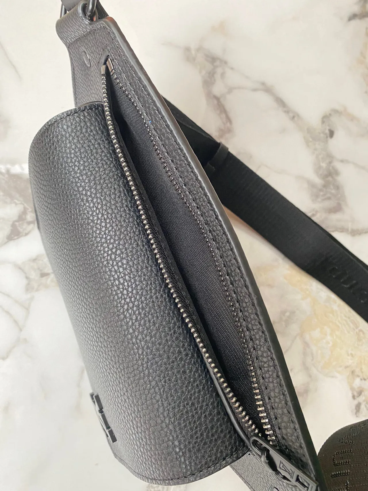 Louis Vuitton Sac à ceinture en cuir pebbled noir monogramme embossé de mode 2