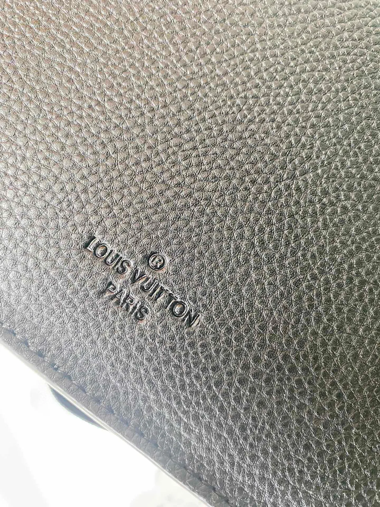 Louis Vuitton Sac à ceinture en cuir pebbled noir monogramme embossé de mode 3