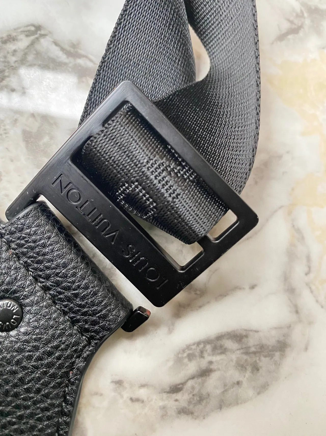 Louis Vuitton Sac à ceinture en cuir pebbled noir monogramme embossé de mode 4