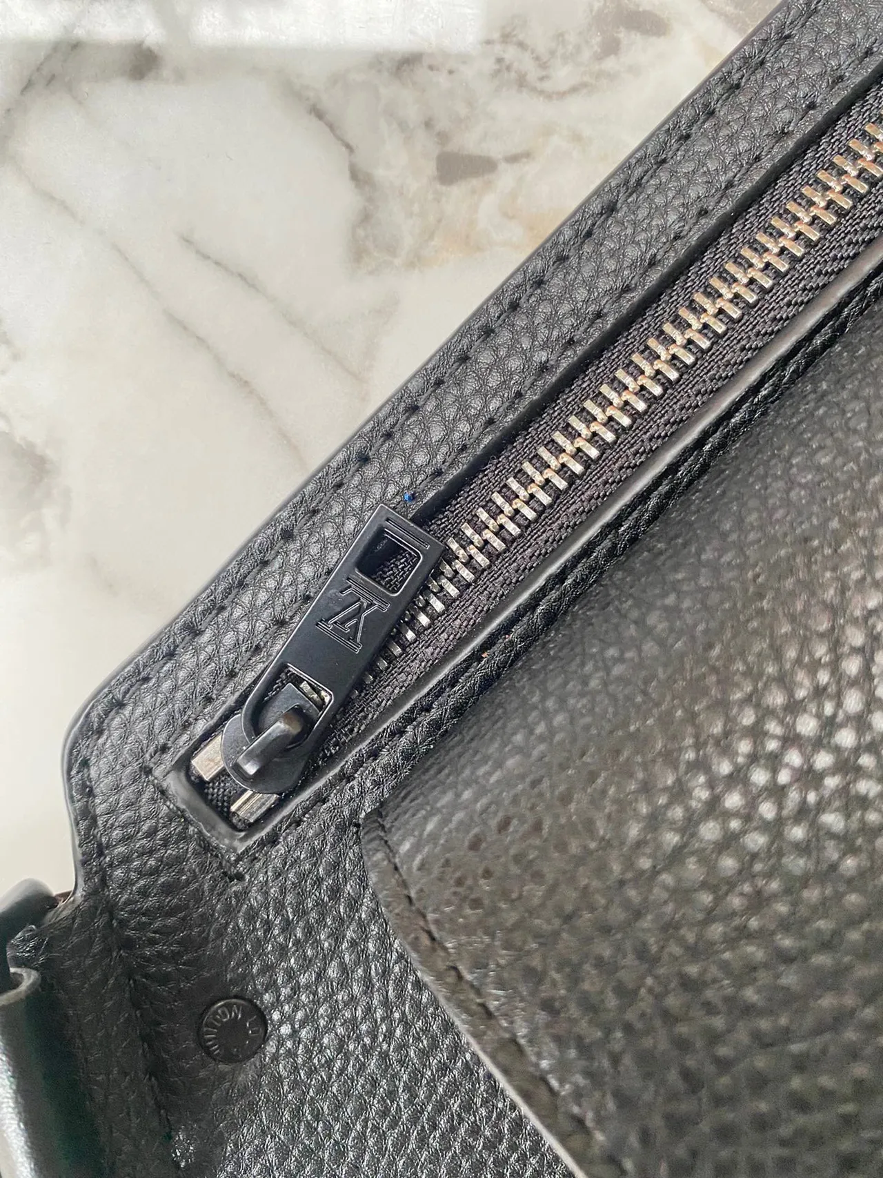 Louis Vuitton Sac à ceinture en cuir pebbled noir monogramme embossé de mode 5