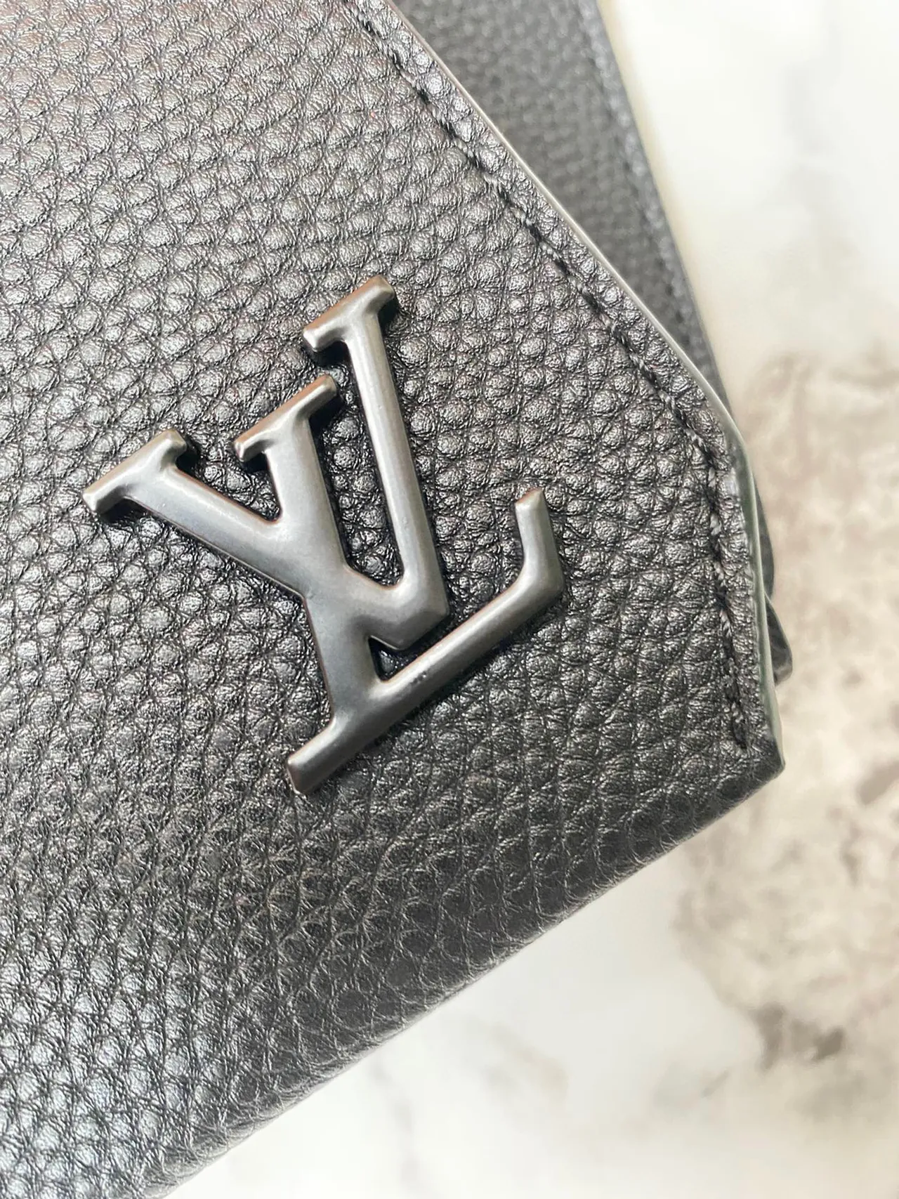 Louis Vuitton Sac à ceinture en cuir pebbled noir monogramme embossé de mode 9