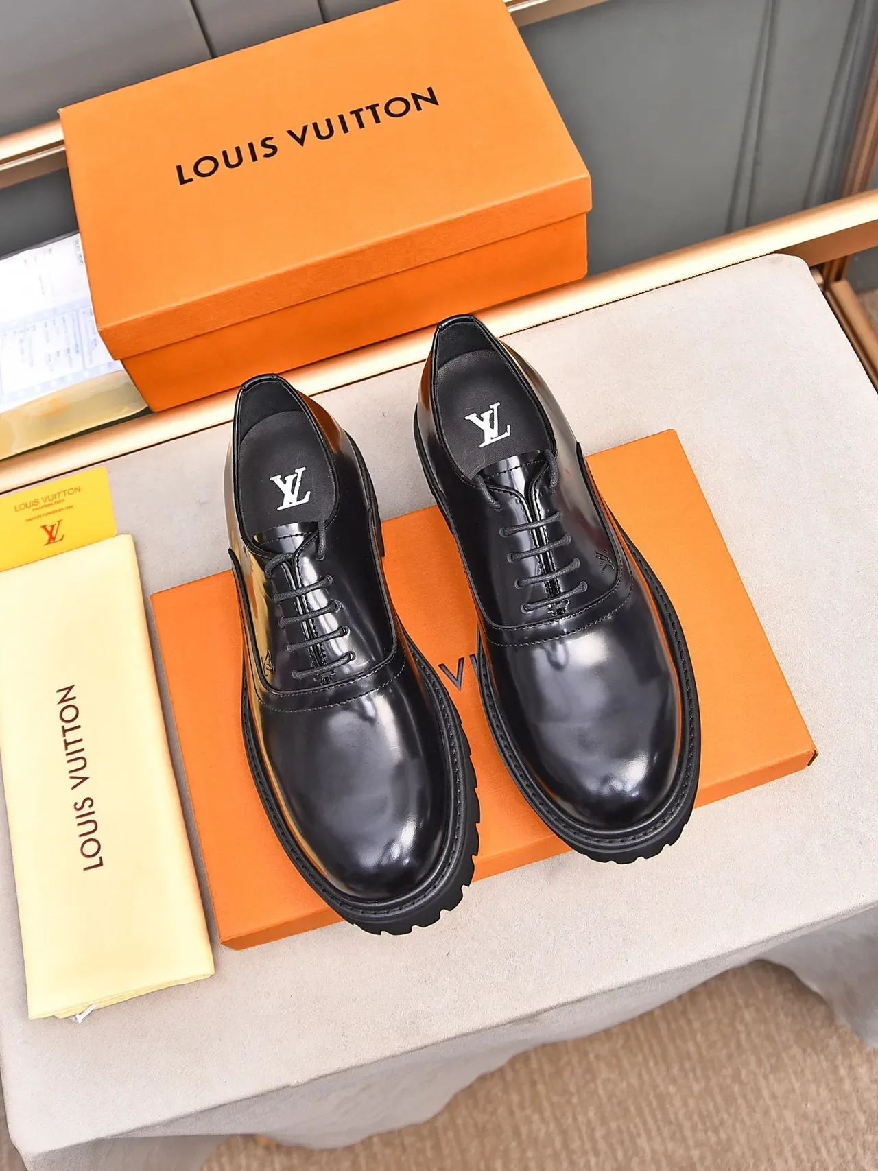 Louis Vuitton Chaussures Oxford en Cuir Noir Poli avec Semelle Chunky Lug 3