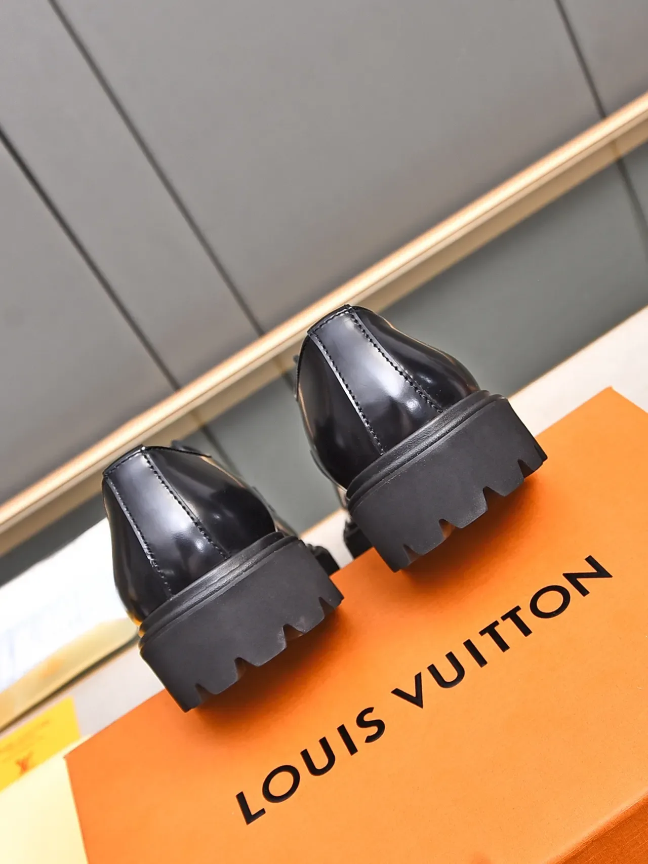 Louis Vuitton Chaussures Oxford en Cuir Noir Poli avec Semelle Chunky Lug 4
