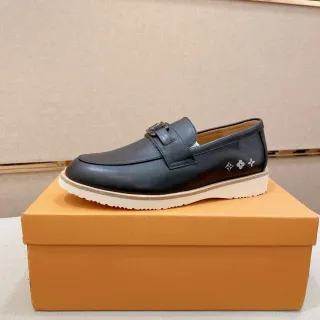 Louis Vuitton 黑白皮革扣带乐福鞋