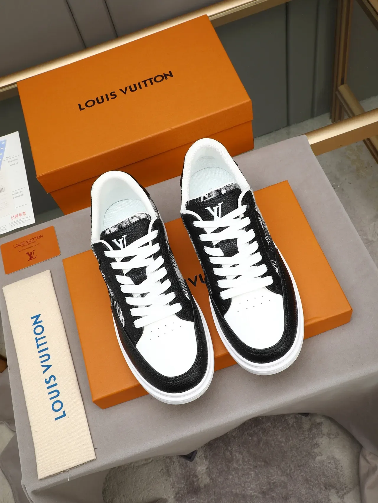 Louis Vuitton Zapatilhas Lifestyle Preto Branco Low-Top com Estampa Monograma em Tecido 2