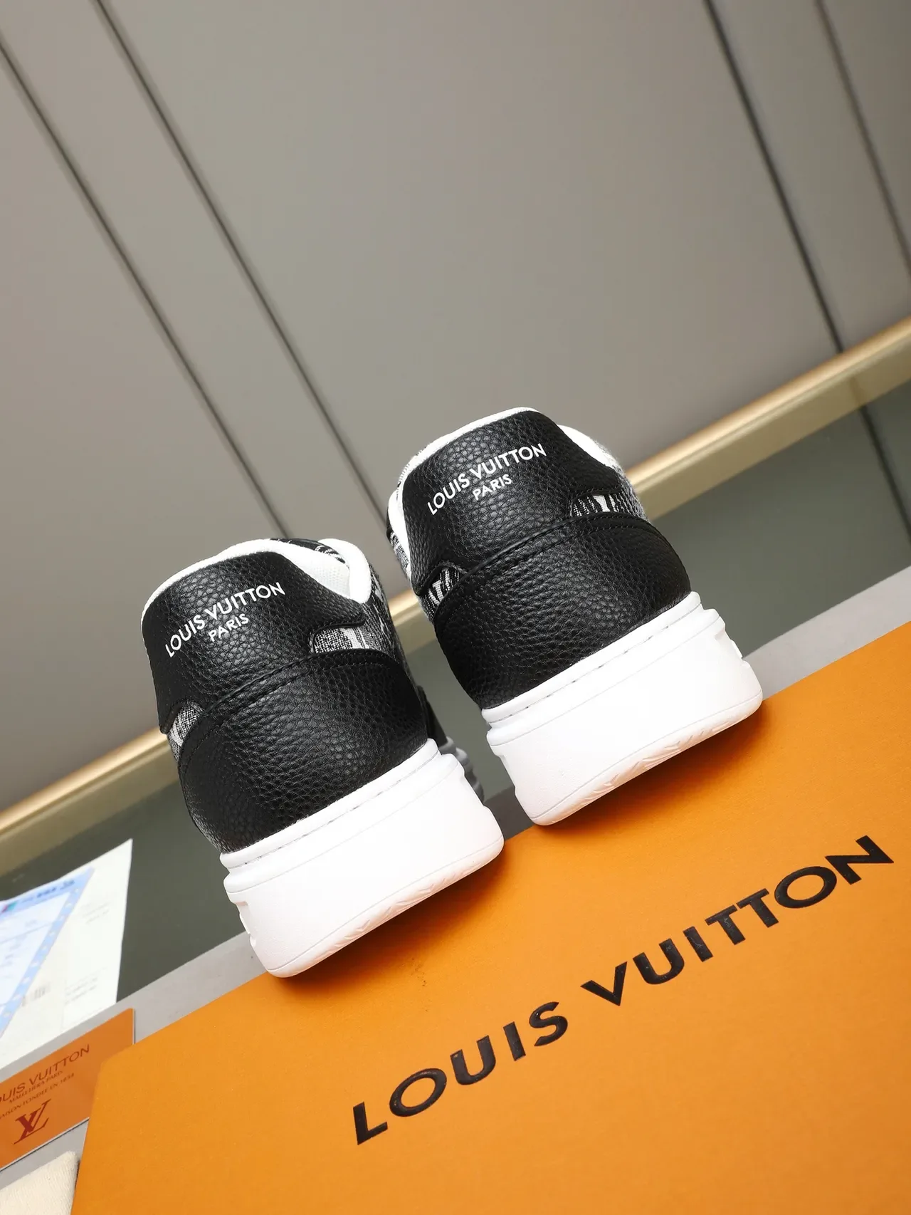 Louis Vuitton Zapatilhas Lifestyle Preto Branco Low-Top com Estampa Monograma em Tecido 3