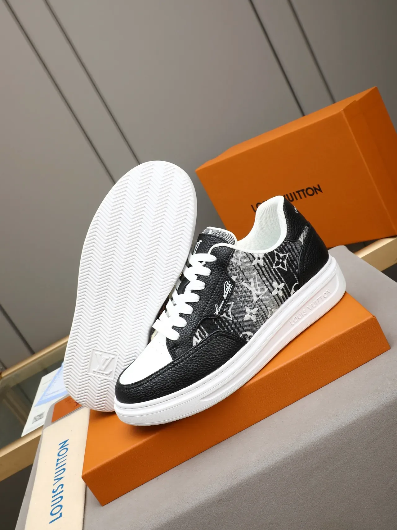 Louis Vuitton Zapatilhas Lifestyle Preto Branco Low-Top com Estampa Monograma em Tecido 4