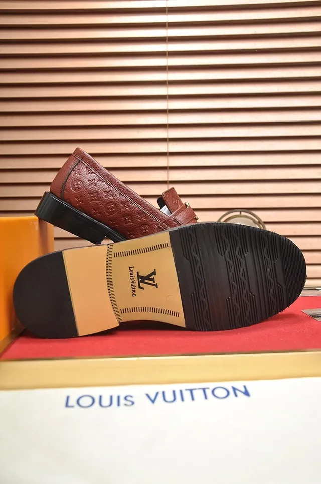 Louis Vuitton Cuir Marron Noir Monogramme Embossé Boucle Dorée LV Sangle Mocassins 3